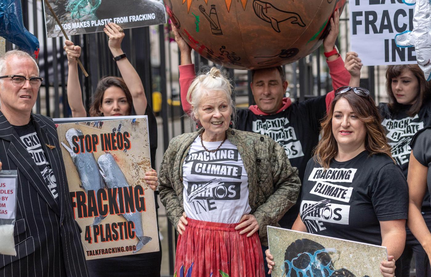 Vivienne Westwood w czasie protestu na Downing Street 2018 r. (Fot. Ian Davidson/Alamy Live News/BEW)