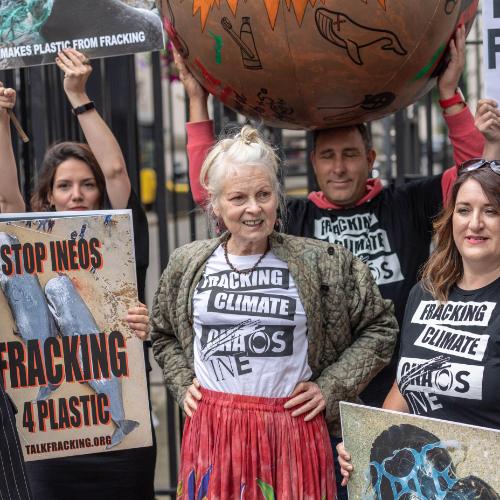 Vivienne Westwood w czasie protestu na Downing Street 2018 r. (Fot. Ian Davidson/Alamy Live News/BEW)