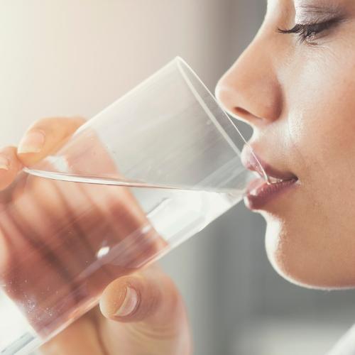 Światowa Organizacja Zdrowia zaleca, by każdego dnia dostarczyć do organizmu od 1,5 do 3 litrów wody. (Fot. iStock)