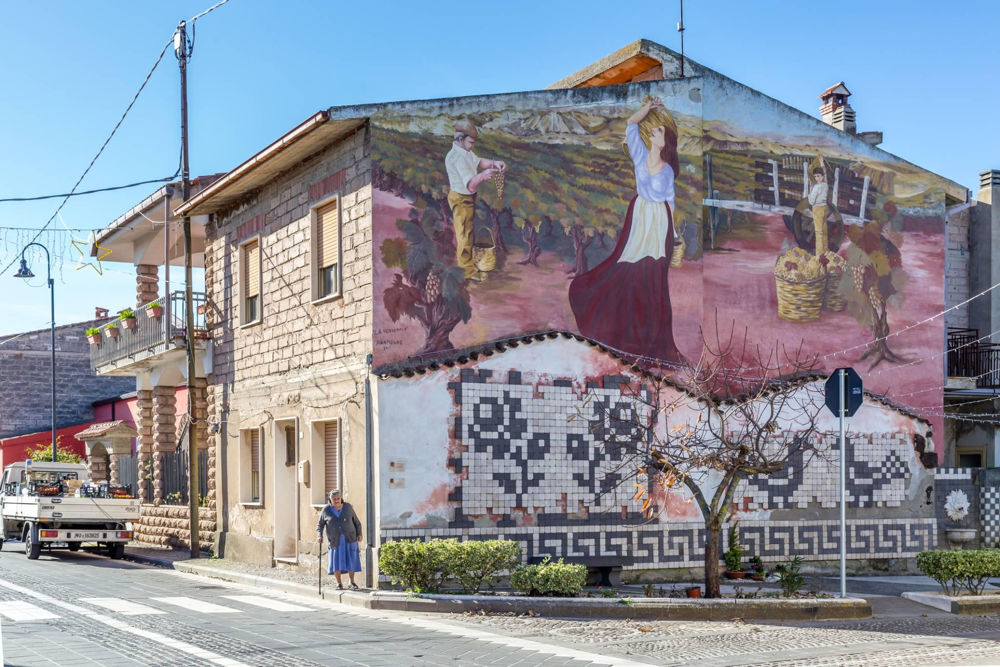  Mural zdobiący ścianę jednego z budynków w miejscowości Tinnura. (Fot. iStock)