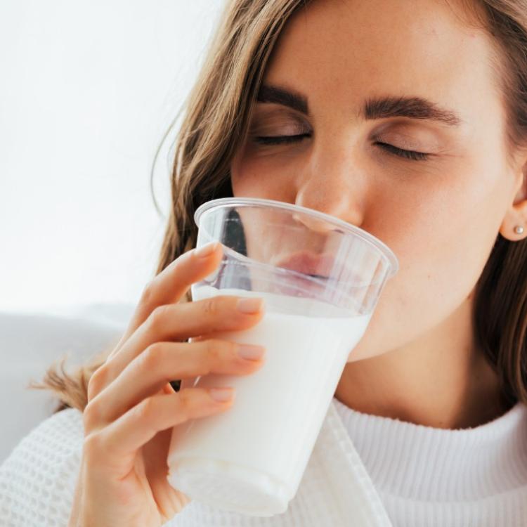 Co na dobry sen? Eksperci od zdrowego żywienia zalecają wypić przed pójściem od łóżka szklankę ciepłego mleka z gałką muszkatołową, która według medycyny ajurwedyjskiej wykazuje silne właściwości nasenne. (Fot. iStock)