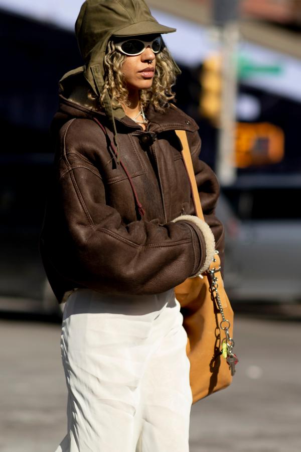 Jakie kurtki na zimę z dużym kapturem są modne? Pilotka – stylizacja street fashion z Nowego Jorku (Fot. Spotlight. Launchmetrics/Agencja FREE)