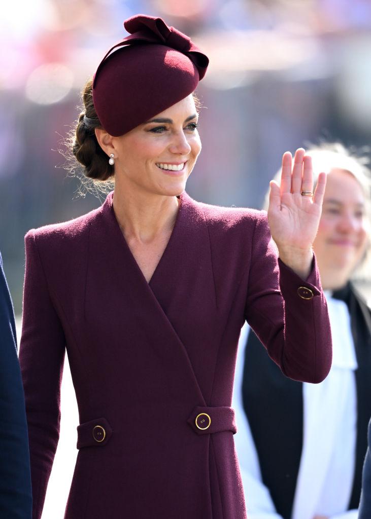 Dziś styl Kate Middleton kojarzy się jednak bardziej z elegancją niż zabawą, ale nie ma co się dziwić: jest dojrzałą kobietą, matką, przyszłą królową i osobą publiczną. (Fot. Karwai Tang/Getty Images)