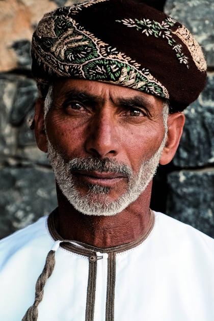  Omańscy mężczyźni wiążą na głowie turban z ozdobnie wyszywanej chusty zwanej muzzar. (Fot. Anna Janowska)