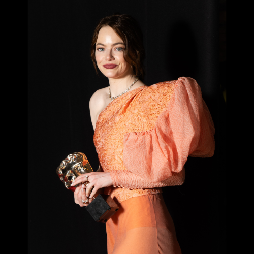 Emma Stone („Biedne istoty”) z nagrodą BAFTA dla najlepszej aktorki pierwszoplanowej (Fot. Samir Hussein/WireImage/Getty Images)