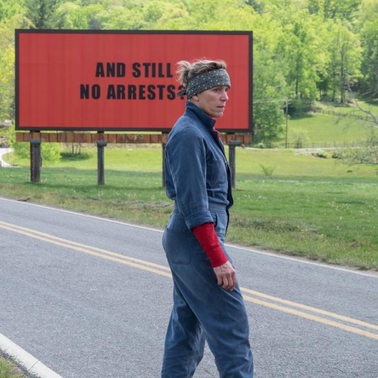 Frances McDormand w filmie „Trzy billboardy za Ebbing, Missouri” (Fot. Bew Photo)
