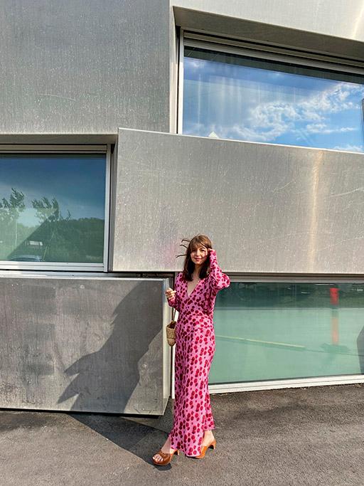 Dziennikarka i stylistka Kara Becker przed pokazem Ganni w sukience polskiej marki Affair. Pokaz duńskiej marki odbył się na szczycie ekologicznej elektrociepłowni CopenHill. (Fot. archiwum prywatne)
