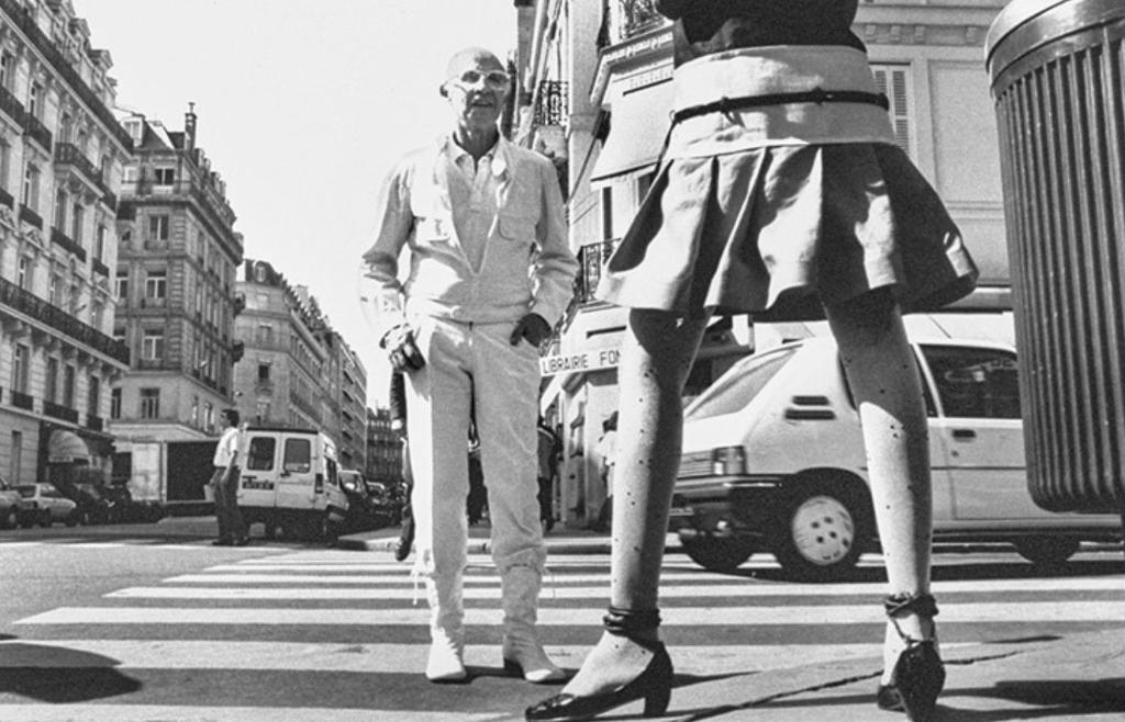 André Courrèges na ulicy z modelką prezentującą spódnicę mini jego projektu. (Fot. Getty Images/Gallo Images)