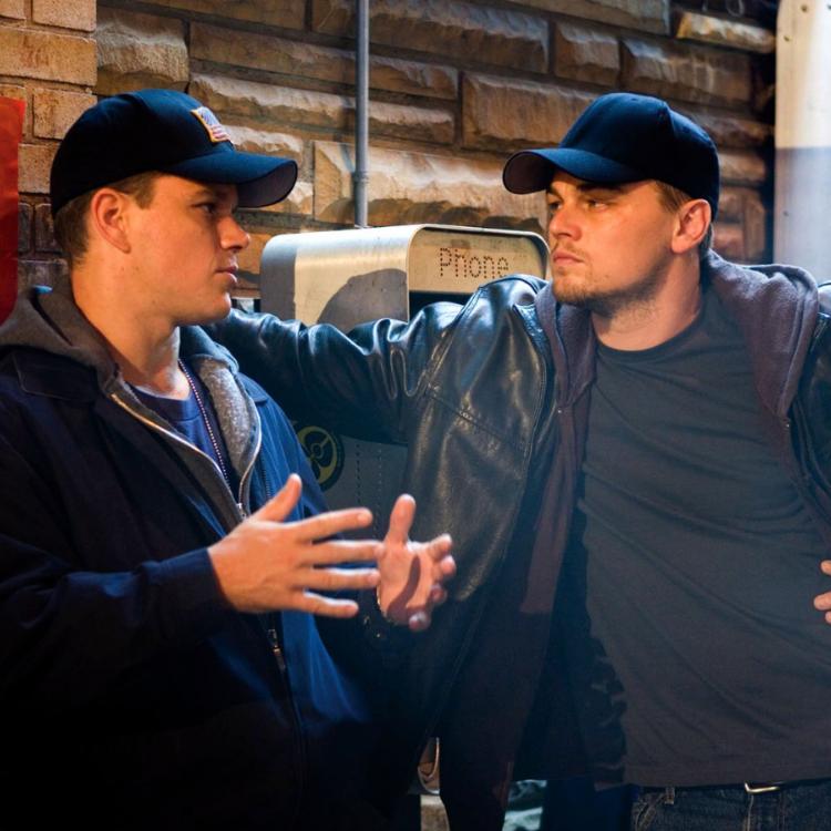 Matt Damon i Leonardo DiCaprio w filmie „Inflitracja” z 2006 roku (Fot. Mary Evans Picture Librar/Forum)
