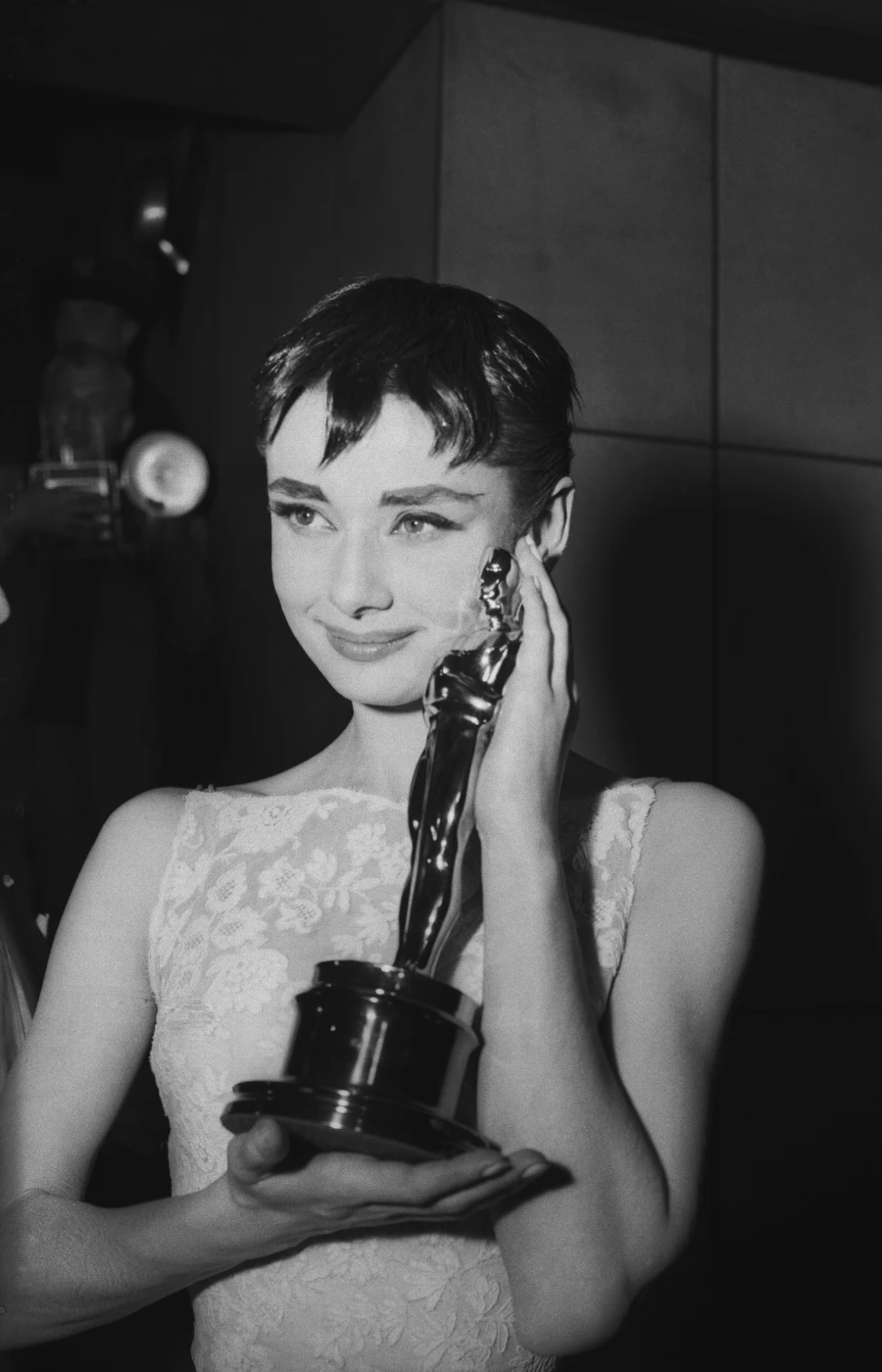 Audrey Hepburn z Oscarem dla najlepszej aktorki pierwszoplanowej za rolę w filmie „Rzymskie wakacje”, 1954 rok (Fot. Brettmann/Getty Images)