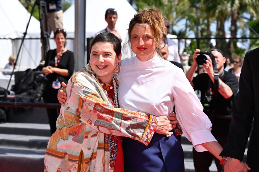 Isabella Rossellini i Alice Rohrwacher w czasie promocji filmu „La chimera” podczas Festiwalu Filmowego w Cannes (Fot.  Stephane Cardinale/Corbis via Getty Images)