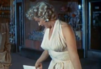 </a> kadr z filmu „Słomiany wdowiec” (1955)
