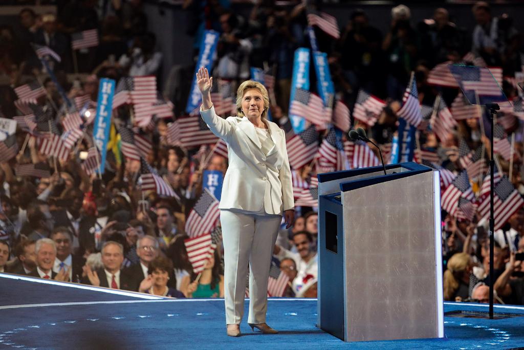 Kandydatka demokratów Hillary Clinton w białym garniturze pozdrawia zebrane tłumy podczas konwencji partii w Wells Fargo Center w Filadelfii w stanie Pensylwania, lipiec 2016 roku. (Fot. Getty Images)