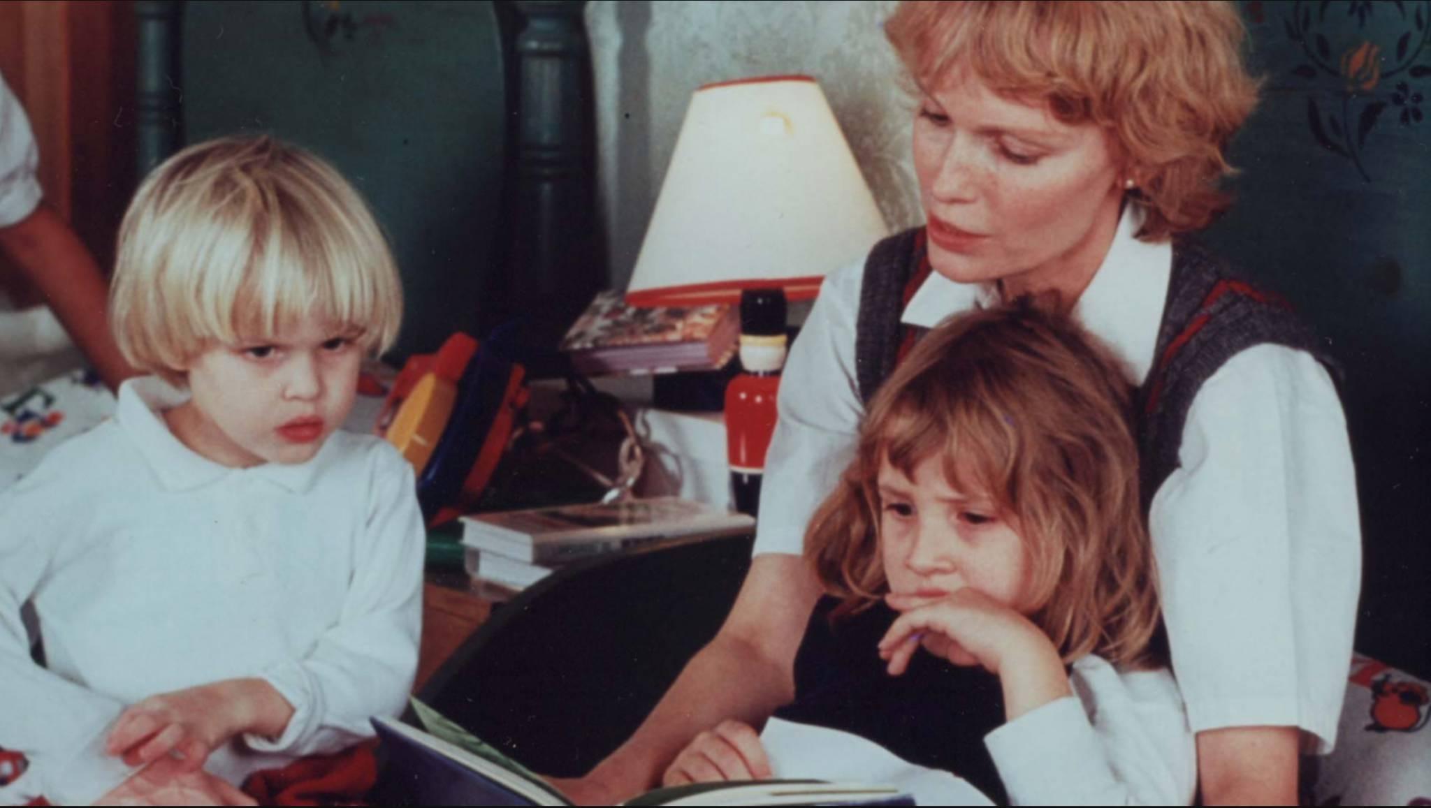 „Allen kontra Farrow”. Na zdjęciu: Mia Farrow z dziećmi (Fot. materiały prasowe)