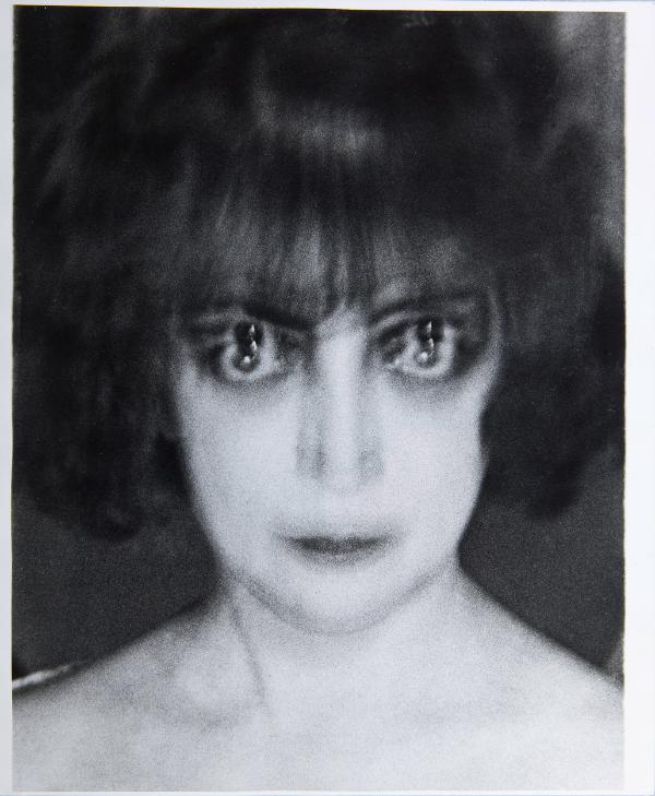 Casati sfotografowana przez Man Raya w 1922 roku, zdjęcie początkowo odrzucone przez autora jako nieudane, tak zachwyciło bohaterkę, że zostało masowo rozpowszechnione na jej wyraźne życzenie. (Fot. Forum)