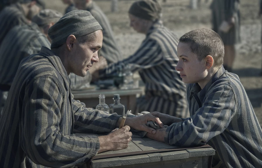 „Tatuażysta z Auschwitz”: Lali Sokolov (Jonah Hauer-King) po raz pierwszy spotyka Gitę Furman. (Anna Próchniak) (Fot. Martin Mlaka/materiały prasowe SkyShowtime)