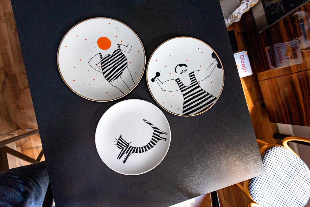 Ręcznie malowane talerze marki Arent Plates urzekły Gosię nie tylko motywami, lecz także tym, że to sztuka zero waste. (Fot. Proksaphotography.com)