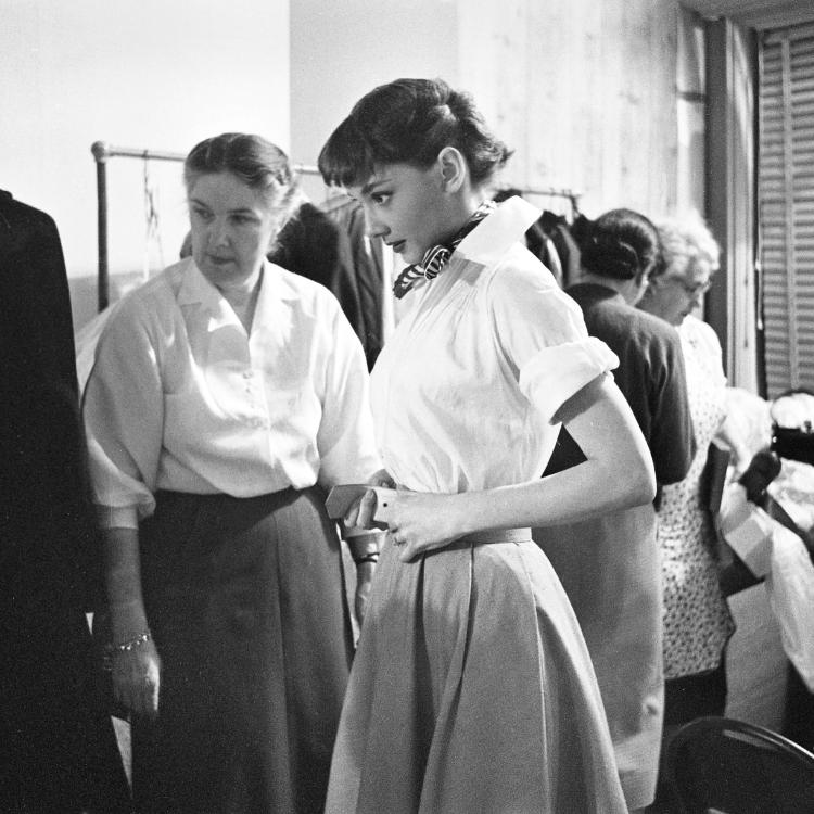Ta stylizacja z białą koszulą Audrey Hepburn w „Rzymskich wakacjach” przeszła do historii mody. (Fot. Getty Images)