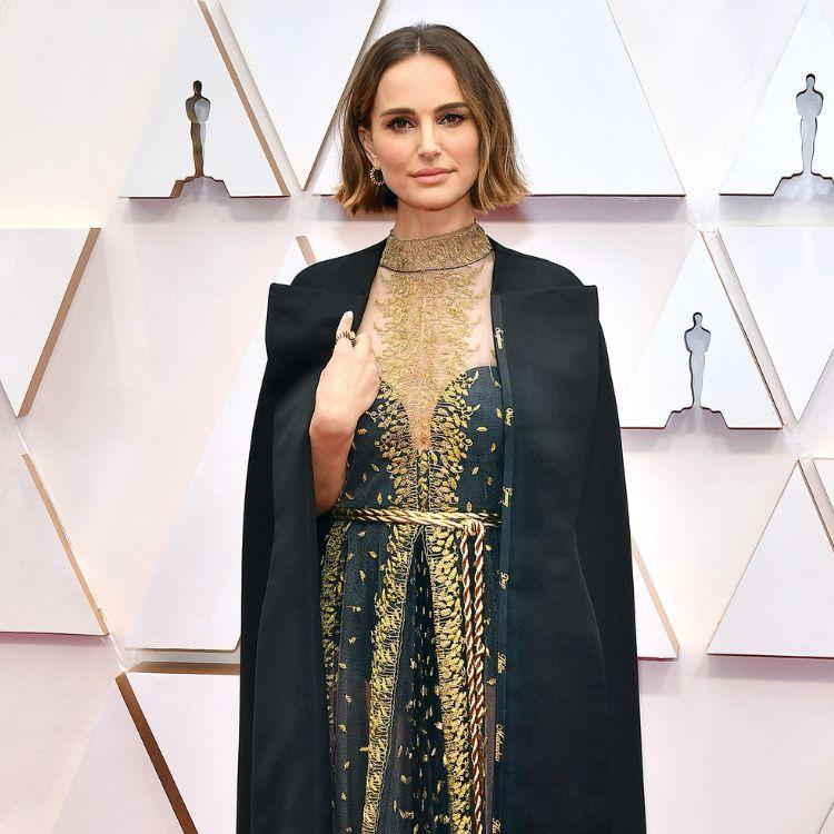 Natalie Portman w czasie ceremonii rozdania Oscarów (2020). Portman w pelerynie z wyszytymi nazwiskami reżyserek, które nie dostały wtedy nominacji. (Fot. Getty Images)