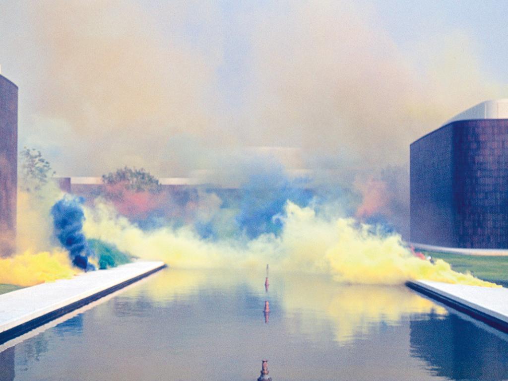  Performance na terenie Muzeum Sztuki w Pasadenie „Multi-color Atmosphere” (1970). (Fot.materiały prasowe)