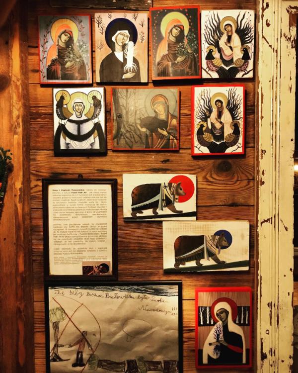 Ściany Domu zdobią ikony autorstwa Marty Jamróg z Jasielskiej Pracowni Ikon. (Fot. Archiwum prywatne Joanny i Marka)
