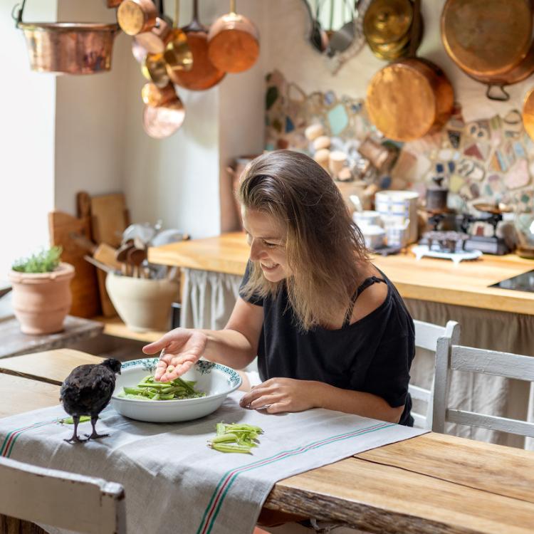 Alexandra Wojtal z Kurą zwaną Muchą, która rzadko gości na kuchennym stole, ale podczas sesji dla „Zwierciadła” dostała dyspensę. (Fot. proksaphotography.com)
