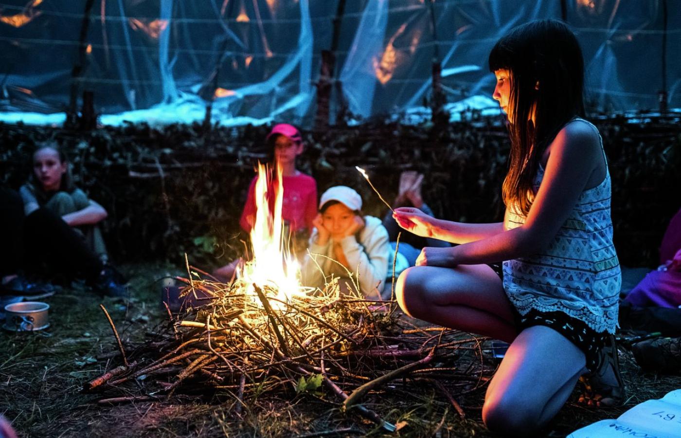  Uczestniczki obozu w jurcie przy ognisku (Fot. Anna Maziuk)