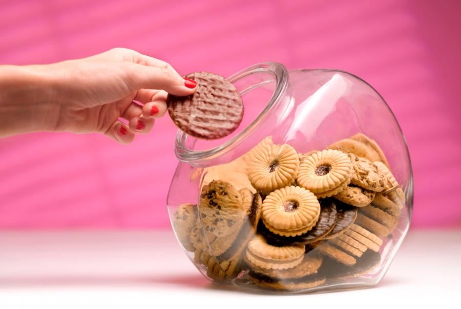 Ciastka i przekąski to źródło kwasów trans, które są nie tylko szkodliwe dla zdrowia, powodują nadmiar tkanki tłuszczowej. (Fot. Getty Images)