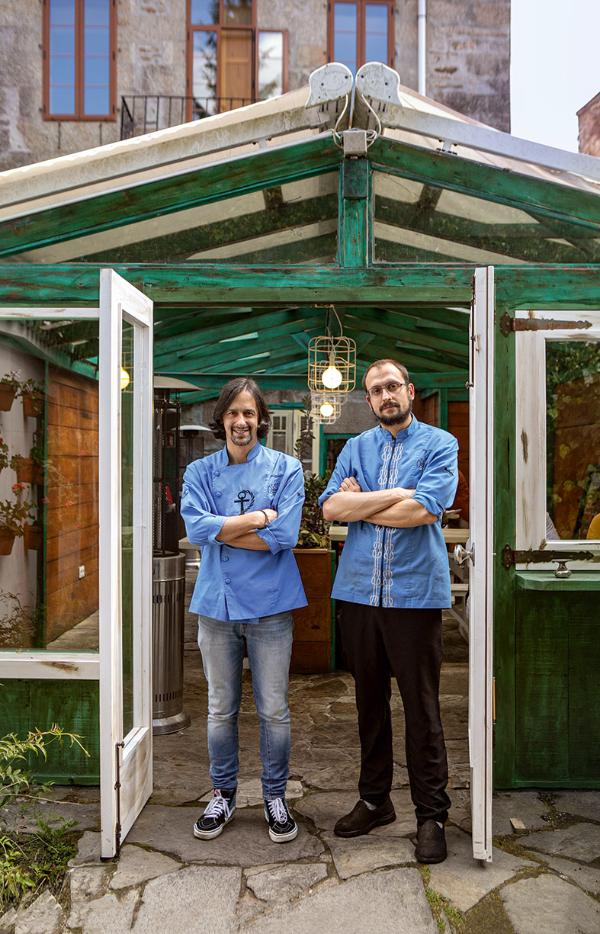 Kike Piñeiro i Eloy Cancela wspólnie prowadzą restaurację A Horta d’Obradoiro w kamiennym domu z końca XVII wieku. (Fot. Julia Zabrodzka, Bartek Kaftan)