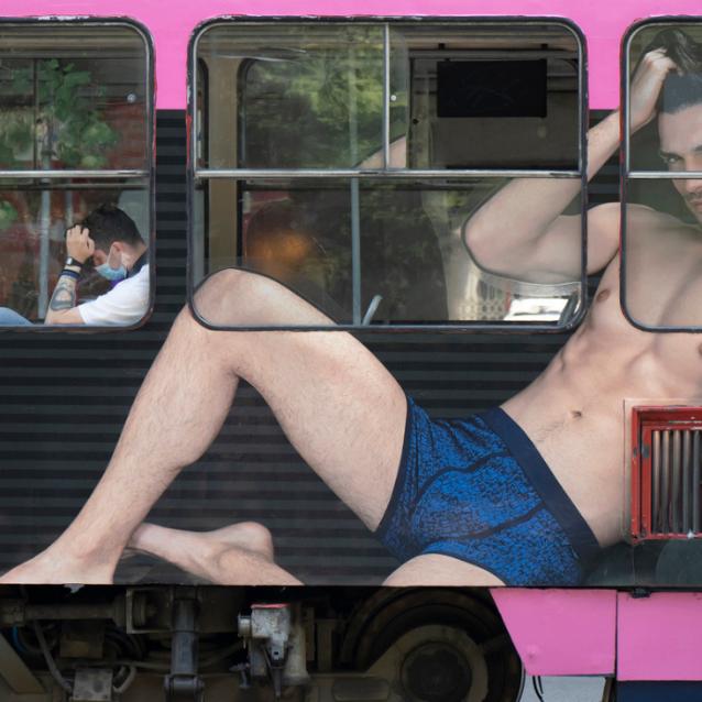 Tramwaj z reklamą męskiej bielizny. Belgrad, Serbia, 2020 r. (fot. iStock)
