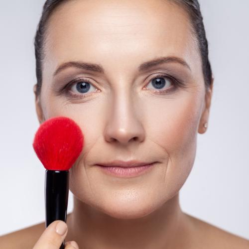 Sekretem makijażu dojrzałych kobiet jest dobranie produktów o właściwościach pielęgnacyjnych. (Fot. iStock)