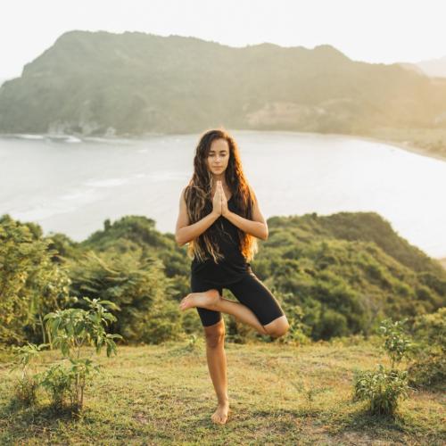 Niektóre praktyki medytacyjne pomagają uspokoić nadaktywny umysł, rozluźnić ciało i wejść do swojego wewnętrznego świata. (Fot. iStock)