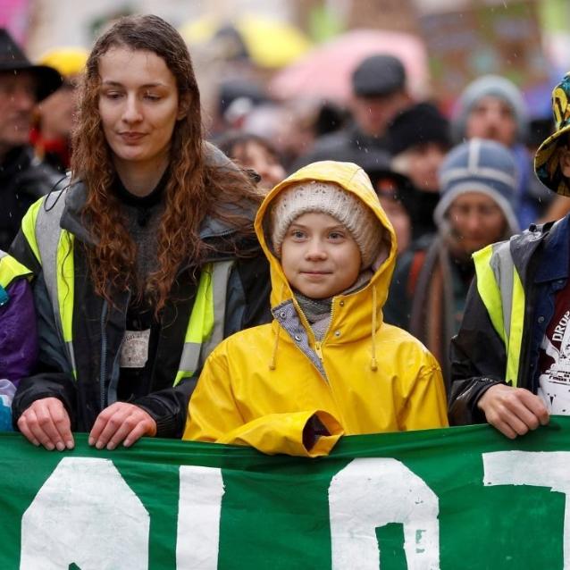 Greta Thunberg jest inspiracją i wzorem do naśladowania w walce o środowisko dla wielu młodych ludzi. Szwedzka działaczka podczas młodzieżowego protestu klimatycznego w Bristolu
(Fot. Peter Nicholls/Reuters/Forum) 