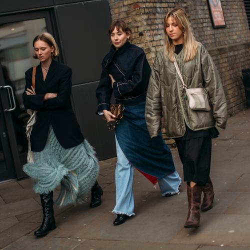 Modne botki na niskim obcasie – inspiracja z mody ulicznej z Londynu. Jakie modele warto kupić zgodnie z trendami? (Fot. Spotlight. Launchmetrics/Agencja FREE)