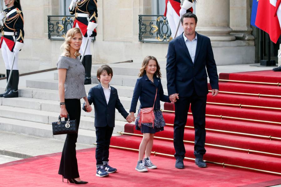 Tiphaine Auzière z rodziną przed Pałacem Elizejskim w Paryżu (Fot. Chesnot/Getty Images)