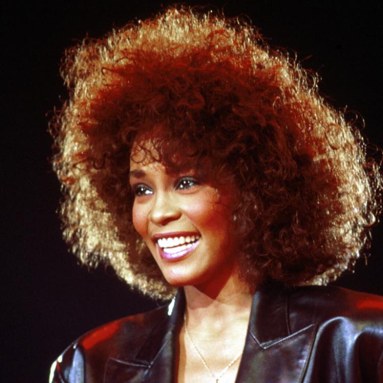 Whitney Houston podczas koncertu w 1988 roku. (Fot. AGIP / Rue des Archives / Forum)