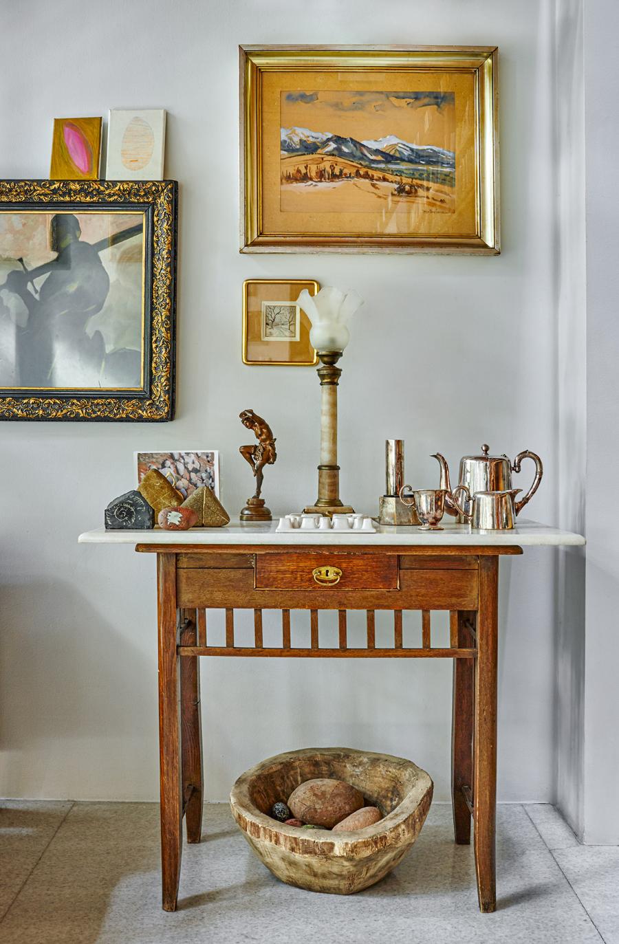Na stoliku fragmenty srebrnej zastawy stołowej – rodzinnej pamiątki (Fot. Celestyna Król)