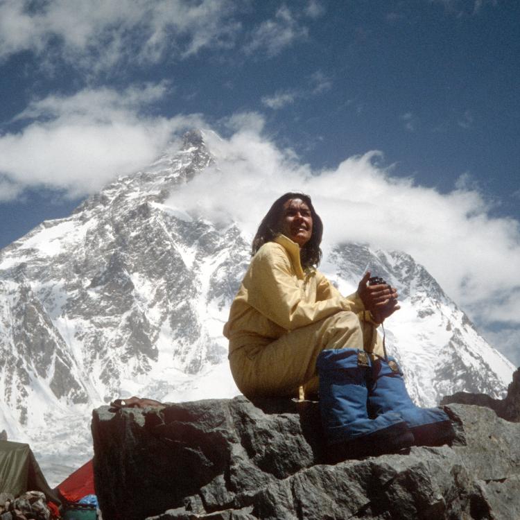 Wanda Rutkiewicz podczas wyprawy na K2 (8611 m n.p.m.). W tle szczyt K2. Himalaje, Pakistan/Chiny, 1982 rok. (Fot. archiwum Jerzego Kukuczki/Forum)