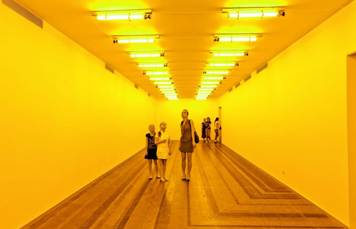  „Room for One Colour” (1997). Artysta wykorzystał fizyczne właściwości żółtego światła – publiczność oglądała wszystko „w sepii”. (Fot. materiały prasowe)
