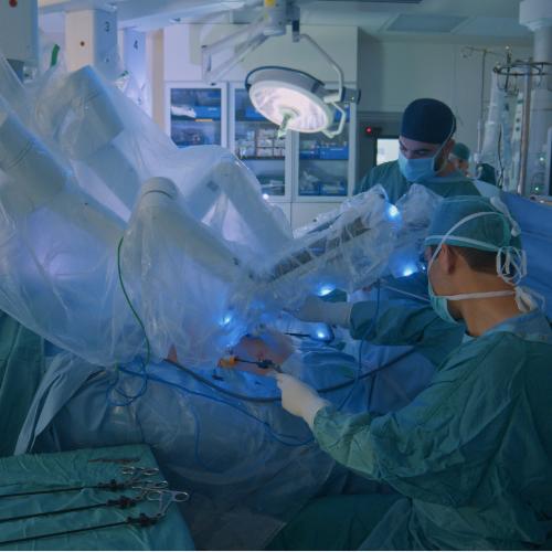 Pomimo wielu zalet, chirurgia robotyczna w Polsce dopiero raczkuje. (Fot. iStock)