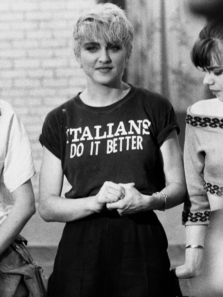 Madonna na planie teledysku „Papa Don’t Preach” w Nowym Jorku, ubrana w T-shirt z napisem „Włosi robią to lepiej” (1986) (Fot. Vinnie Zuffante/Getty Images)