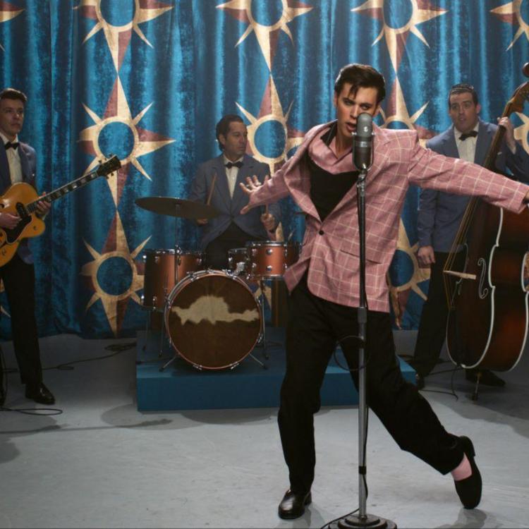 W filmie Baza Luhrmanna w rolę Elvisa Presleya wciela się Austin Butler. (Fot. materiały prasowe)
