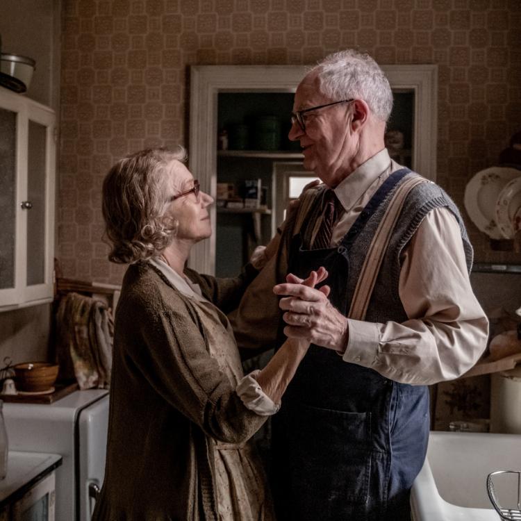 Helen Mirren i Jim Broadbent jako Państwo Buntonowie w filmie „Książę” (Fot. materiały prasowe)