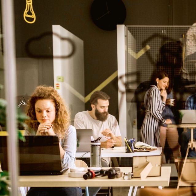 Przestrzenie coworkingowe zyskują coraz to większą popularność. (fot. Getty Images)