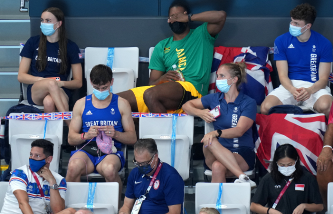 Zdjęcia olimpijczyka dziergającego na drutach błyskawicznie stały się viralem. (Fot. Joe Giddens/PA Images/Forum)