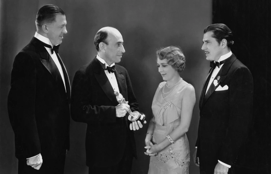 Scenarzysta Hanns Kräly, Prezydent Amerykańskiej Akademii Sztuki i Wiedzy Filmowej William C. DeMille, aktorka Mary Pickford i aktor Warner Baxter podczas gali rozdania Oscarów w 1930 roku (Fot. FPG/Getty Images)