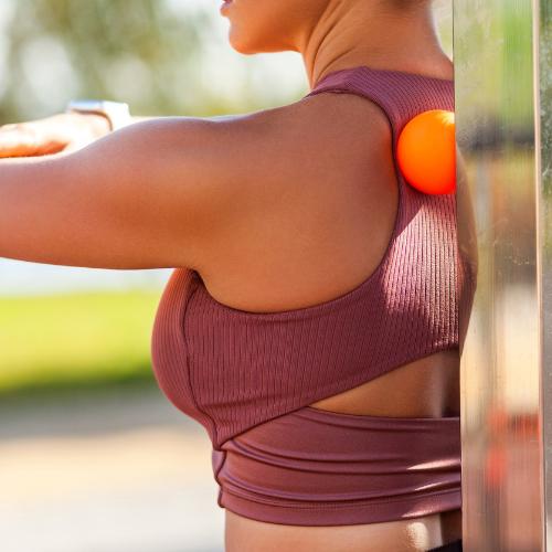 Automasaż pleców piłeczką tenisową to skuteczna metoda rozluźnienie spiętych mięśni. (Fot. iStock)