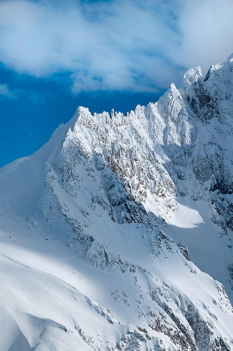 </a> Ośnieżone igły Aiquilles de Chamonix, charakteryzującej się poszarpanymi graniami grupy górskiej leżącej w masywie Mont Blanc. (fot. Anna Janowska)