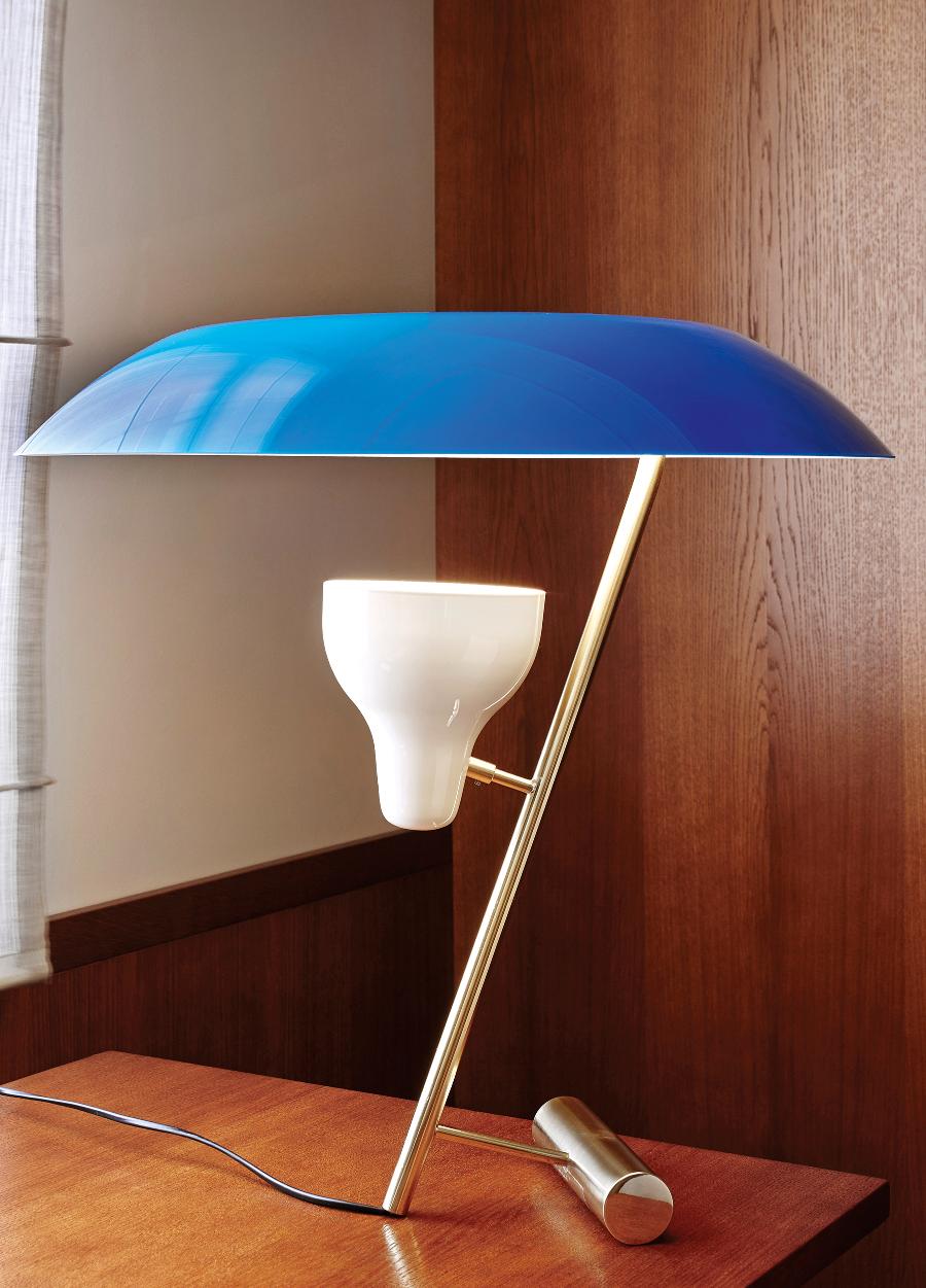 Wykonana z niebieskiego metakrylanu lampa gabinetowa to projekt Astep z lat 50. (Fot. Celestyna Król)