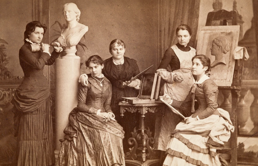 Uczennice Wyższych Kursów dla Kobiet dr. Adriana Baranieckiego w Krakowie (pierwsza od lewej: Antonina Rożniatowska, pierwsza od prawej Olga Boznańska, obok Tola Certowicz). Autor fotografii: Awit Szubert, przed 1882 r.